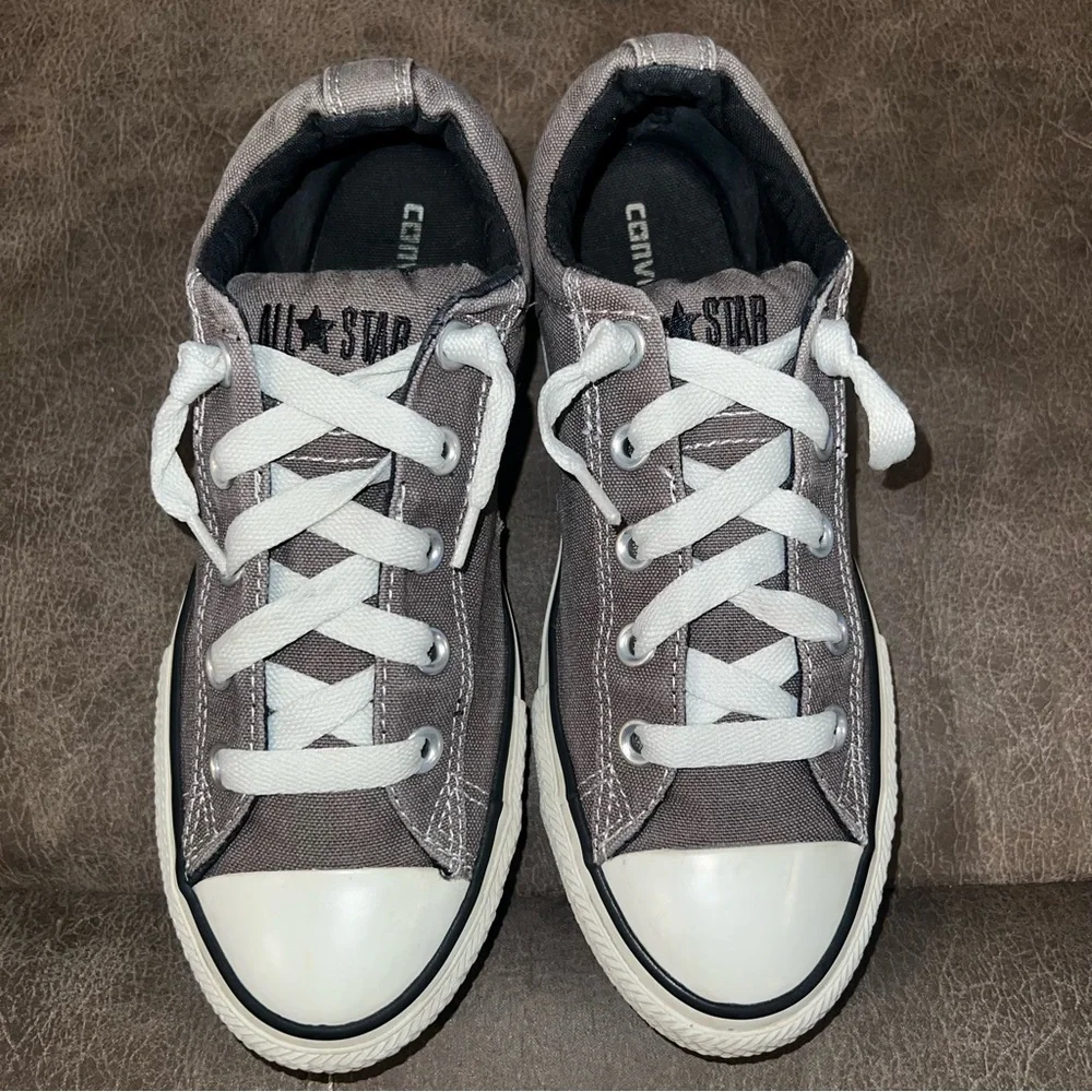 Converse Junior's Chuck Taylor Light Brown Low Top Lace Up Sneakers. Size 4